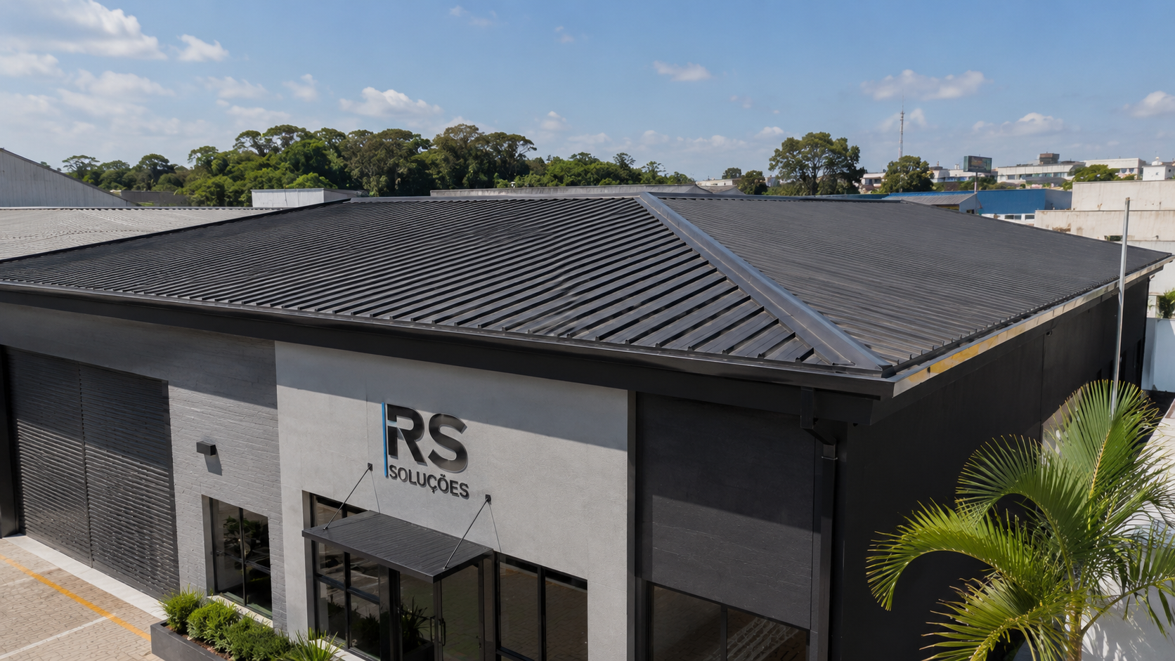 Galpão industrial com telhado metálico preto entregue pela Regional Calhas e Telhados