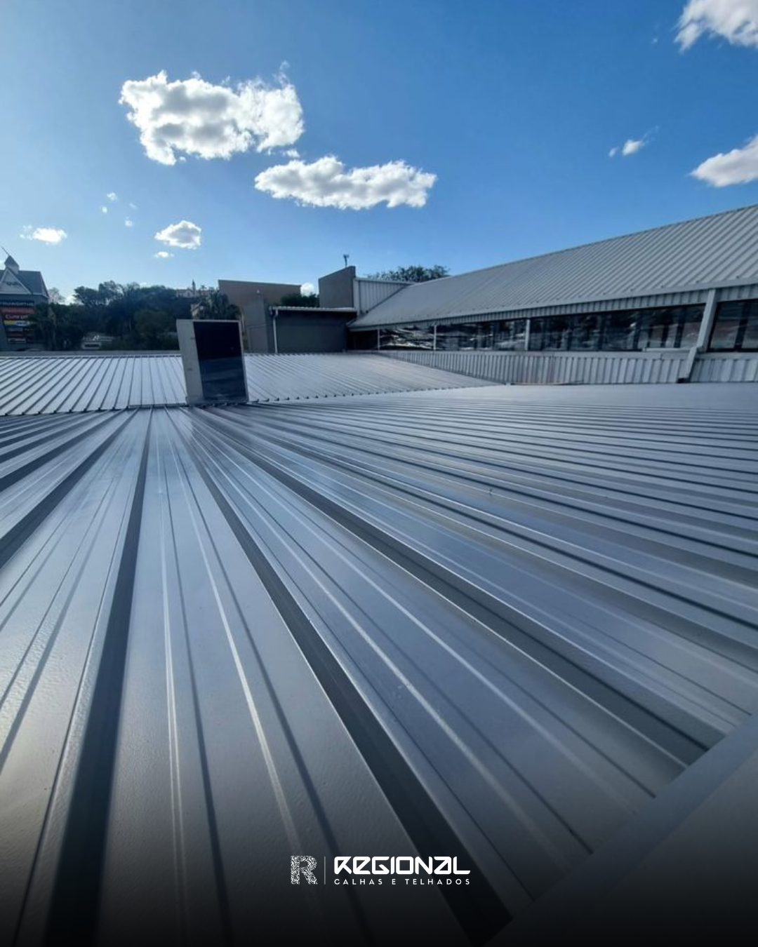 Cobertura metálica de barracão comercial recém-instalada